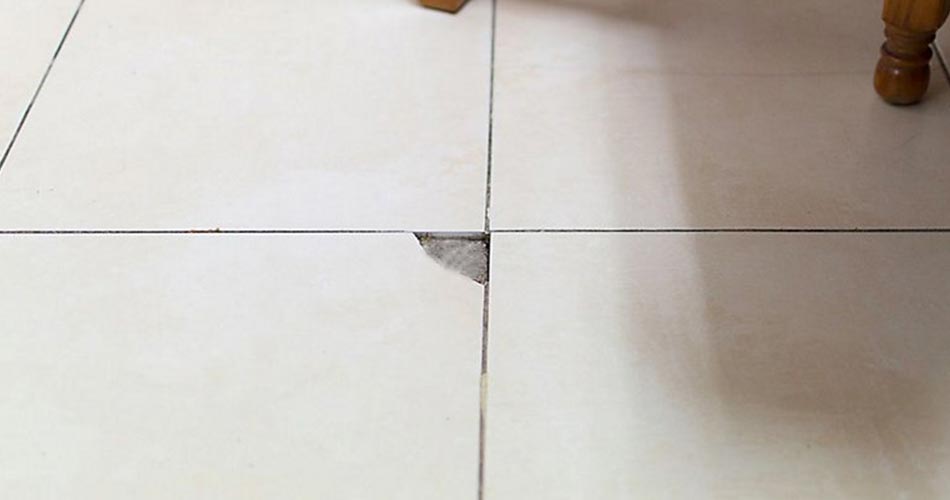 reparar azulejo roto en el piso